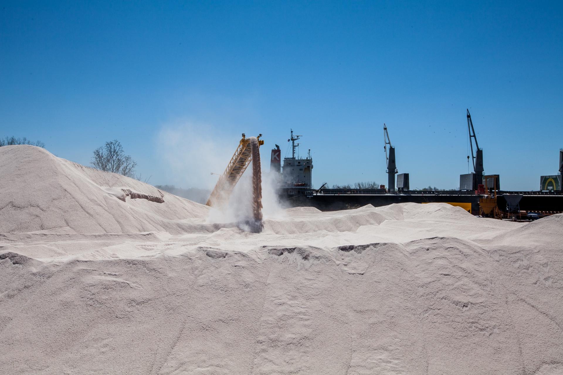 A picture of a pile of bulk road salt.